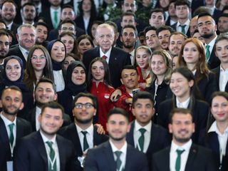 Cumhurbaşkanı Erdoğan'ın gençlik vizyonu 3 dilde kitap haline getirildi