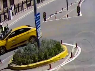 Amasya'da motosikletli polis ile ticari taksi çarpıştı