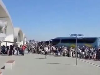 İsrail'den kaçan yüzlerce kişi Güney Kıbrıs'ta uzun kuyruklar oluşturdu