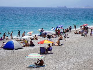 Antalya'da TYT sınavının ardından sahillerde yoğunluk oluştu