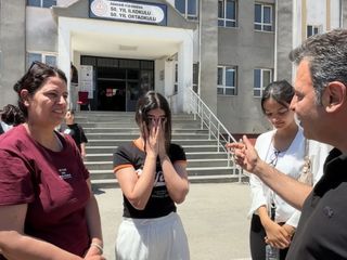 Hakkari'de YKS çıkışı ağlayan genç kıza annesi moral verdi
