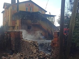 Konya'da otları temizlemek için yaktığı ateş komşunun evine sıçradı