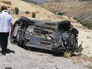 Malatya'da otomobilin bariyerlere çarparak takla attığı kazada bir kişi öldü