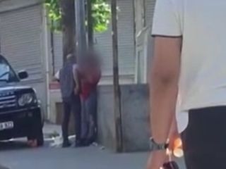 İstanbul Arnavutköy'de kadını sokak ortasında darbetti