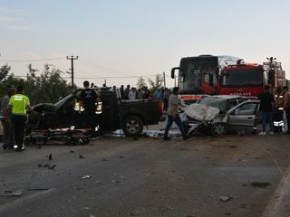 Uşak'ta otomobilin karşı şeride geçip çarptığı aracın sürücüsü öldü