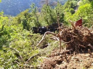 Ankara'da freni boşalan itfaiye aracı uçuruma düştü
