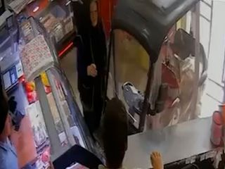 Samsun'da elektrikli bisiklet kasap dükkanına girdi