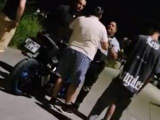İstanbul'da motosikletiyle güvenlik görevlileri arasında 'yasak' tartışması
