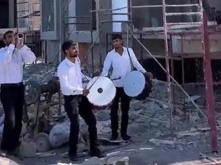 Hatay'da deprem konutlarının inşasında çalışan işçilere davullu zurnalı sürpriz