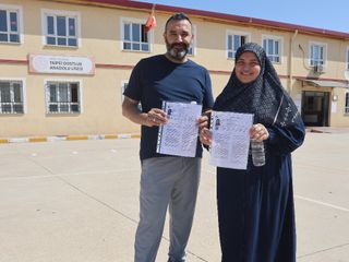 Hatay'da üniversite sınavına el ele giren çift: Yan yana ter döktüler