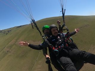 Adrenalin tutkunu Erzurum Valisi Çiftçi, yamaç paraşütüyle uçtu