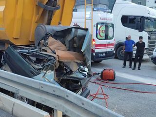 Burdur'da otomobil kamyonun altına girdi: 18 yaşındaki sürücü öldü