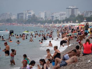 Antalya'da sıcaklıklar 33 dereceyi gösterdi: Konyaaltı Sahili'nden yoğunluk oluştu