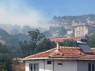 Manisa'da kontrol altına alınan yangın yeniden başladı