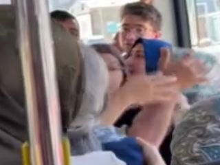 Pendik'te kadın yolcular arasında yer verme kavgası