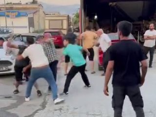Hatay'da kaza sonrası yumruklar havada uçuştu
