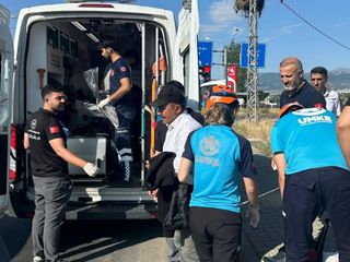 Bingöl’de otomobil elektrik direğine çarptı