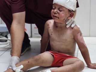 İsrail, Gazze'de yardım için toplanan çocukları vurdu
