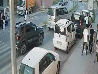 İstanbul'da bir genci sokak ortasında sopayla dövdüler
