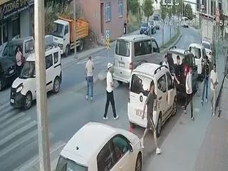 İstanbul'da minibüsle gelip, iki kişiye saldırdılar