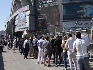 Fenerbahçeli taraftarlar kombine kart yenilemek için uzun kuyruklar oluşturdu