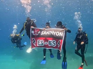 Eskişehirspor'un şampiyonluğunu denizin altında kutladılar