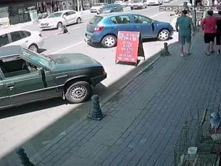Tekirdağ'da otomobilin çocuğa çarpma anı kamerada