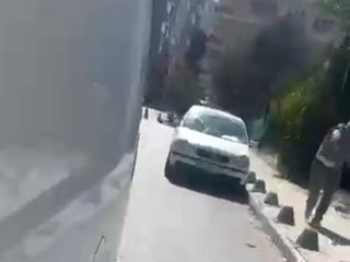 İstanbul'da yol verme kavgası: Aracı taşladı