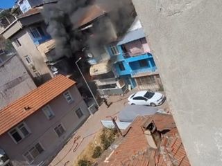 Kocaeli'de 2 binayı saran yangında 3 kişi mahsur kaldı