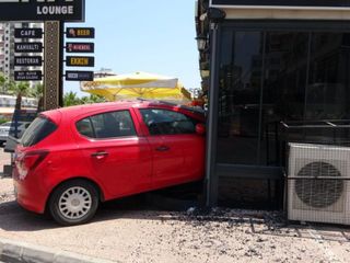 Mersin'de kadın sürücünün kontrolünü kaybettiği otomobil kafeye daldı