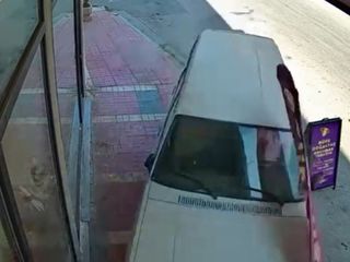 Mersin'de iş yerine otomobil çarptı