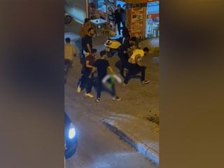 İzmir'de polise ve jandarmaya hakaret eden şahsa meydan dayağı