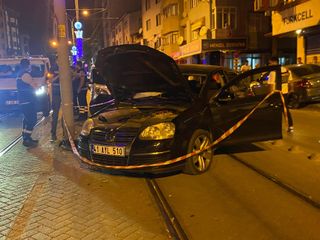 Kocaeli'de alkollü sürücü tramvay yoluna daldı: 2 yaralı
