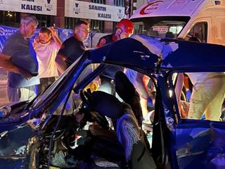 Sakarya'da duble yolda iki otomobil çarpıştı: 5 yaralı