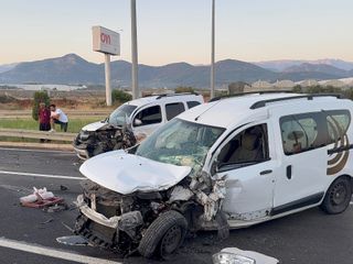 Antalya'da şerit ihlali yapan araç kazaya karıştı
