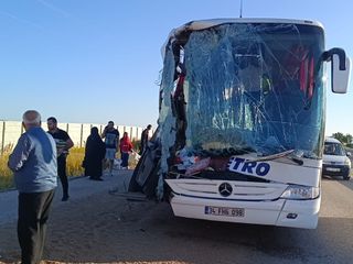 Afyonkarahisar'da yolcu otobüsü tıra çarptı