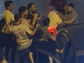 İzmir sokaklarında tekmeler, yumruklar konuştu