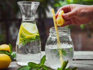 Bir ay boyunca limonlu su içmek bakın nelere iyi geliyor