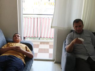 Denizli'de eğlence olsun diye evin ikinci katına torpil attılar: Baba ve oğlu yaralandı