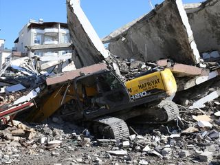 Hatay'da yıkım sırasında operatör, enkaz altında kaldı