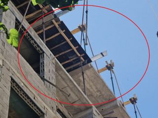 Diyarbakır'da inşaattan düşen 2 işçiden biri öldü