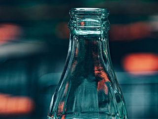 Cam şişe kullananlar dikkat: Daha fazla mikroplastik içeriyor olabilir
