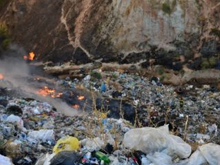 Manisa'da çöplük yangını: 1 itfaiye eri dumandan etkilendi