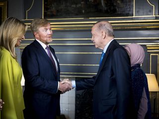 Hollanda Kralı'nın verdiği yemekte dikkat çeken oturma düzeni