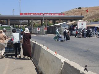 Hatay sınır kapısında evlatları karnelerini alan Suriyeli aileler, ülkelerine dönüyor