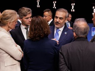NATO Zirvesi'nden dikkat çeken görüntü: Hakan Fidan'a yoğun ilgi
