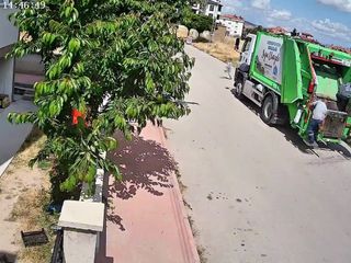 Amasya'da çöp kamyonunun toplarını patlattığı çocuklara, temizlik işçileri yeni top aldı