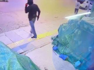 İstanbul'da girdikleri iş yerinde açamadıkları kasayı taşıyarak çaldılar