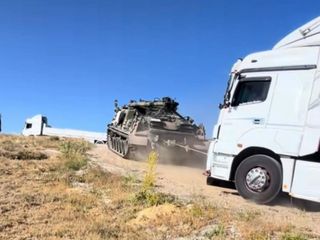 Ankara'da yolda kalan tırların imdadına tank yetişti