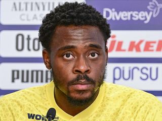 Osayi Samuel, kaybolan saatinin peşinde